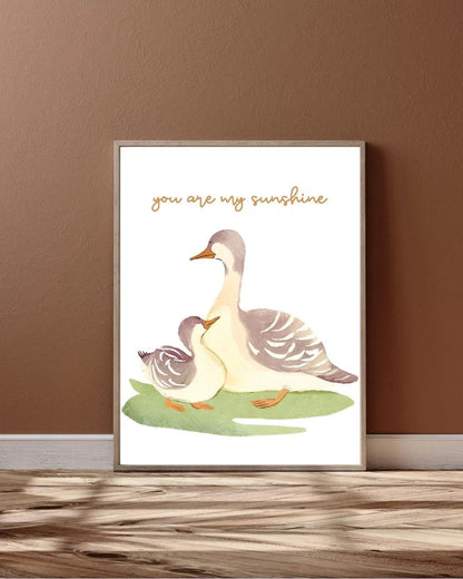 Modern nursery ve bebek odası dekorasyonu için ördekli dere manzaralı çerçeveli tablo kullanım örneği