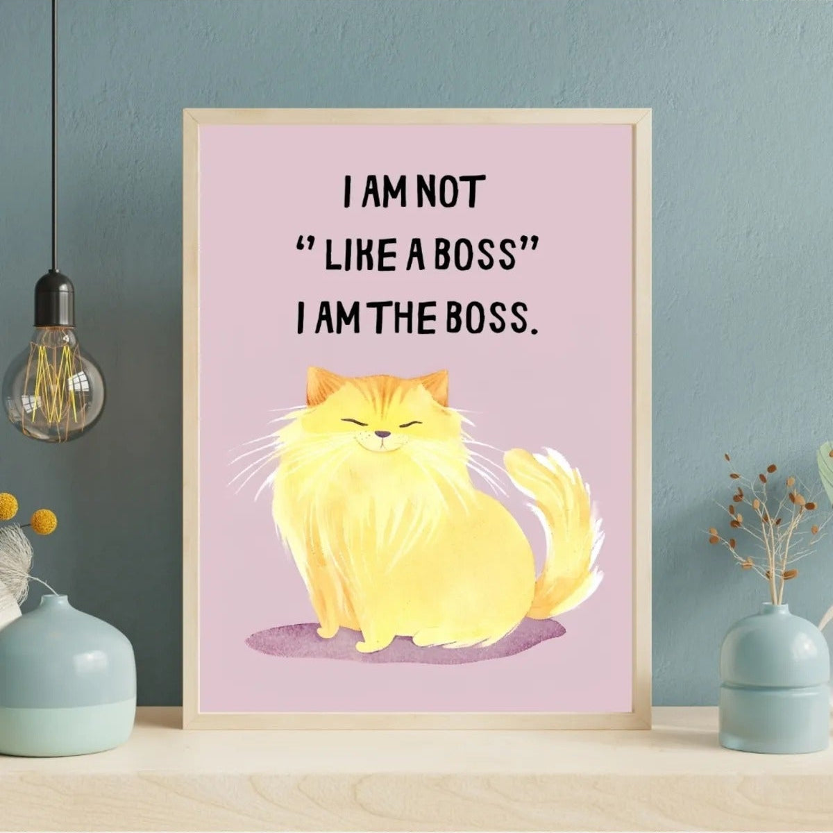 Gururlu sarı kedi illüstrasyonu ve patron temalı esprili yazı detay çekimi