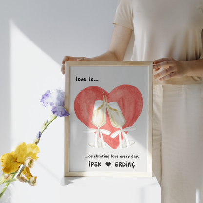 Tokuşturulan şampanya kadehleri ve "Celebrating love every day" yazılı kişiselleştirilmiş poster detay çekimi