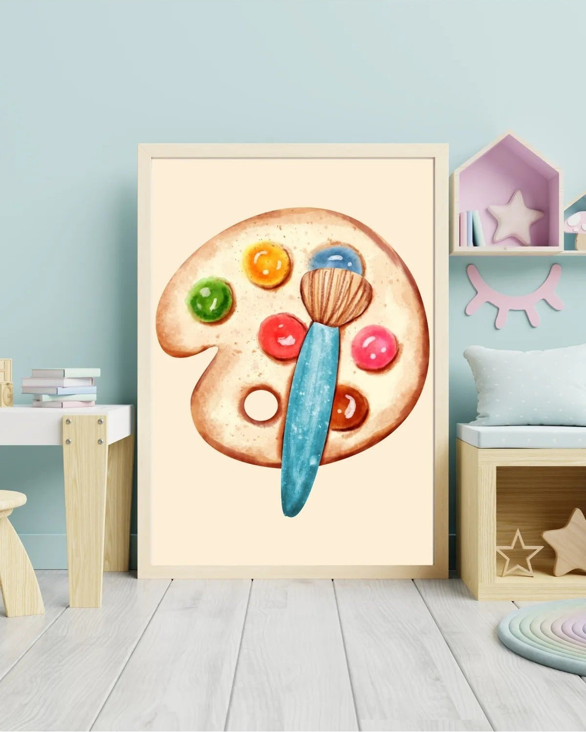 Mavi duvarlı bir çocuk odasında veya oyun odasında 2'li sanatsal poster kullanımı