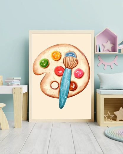 Mavi duvarlı bir çocuk odasında veya oyun odasında 2'li sanatsal poster kullanımı