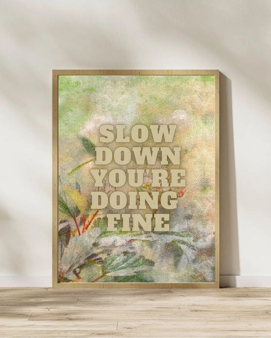 Modern blok tipografi ve empresyonist çiçekli arka plan detay çekimi