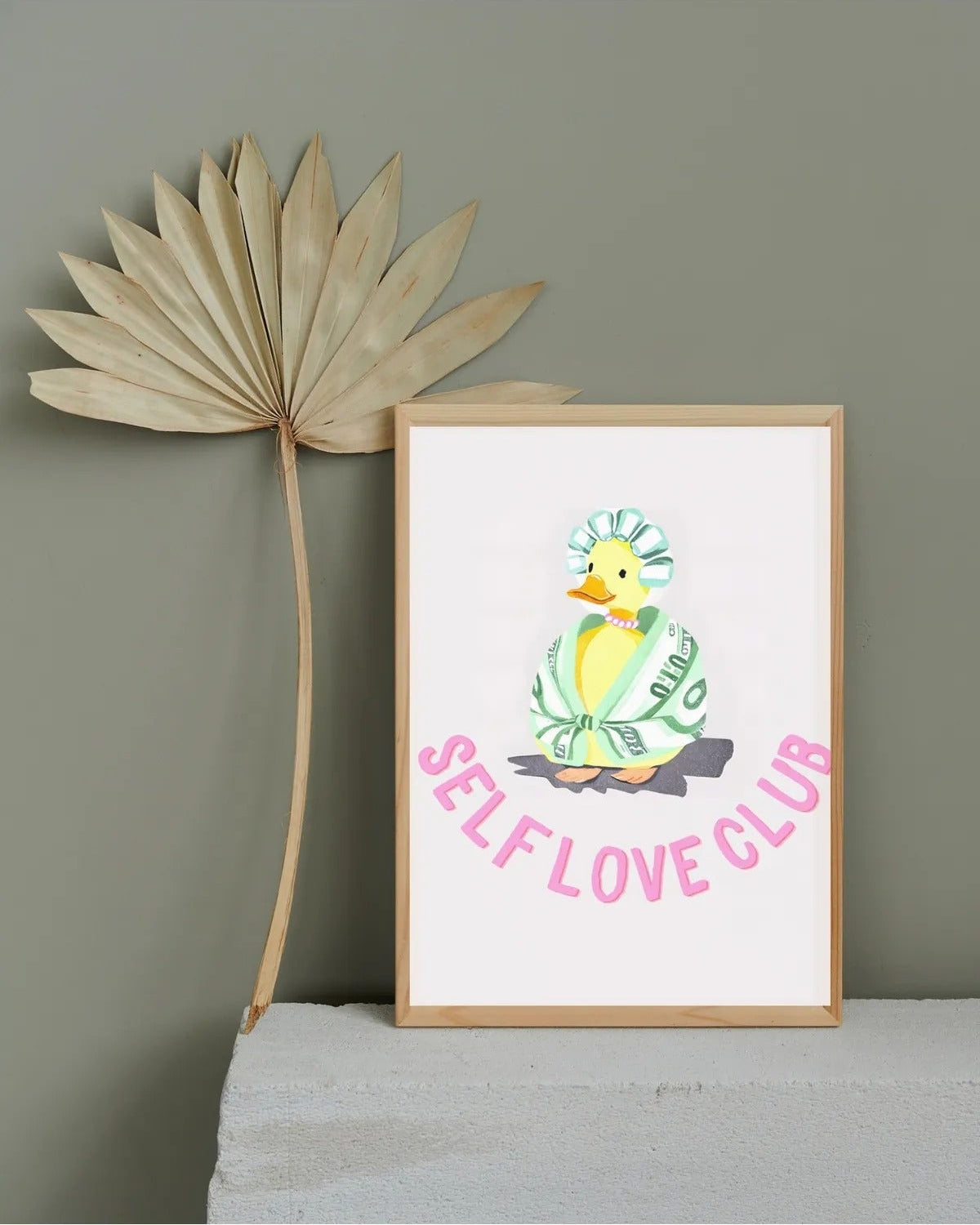 Pembe yazılı Self Love Club posteri ve bigudili sevimli ördek illüstrasyonu detay çekimi