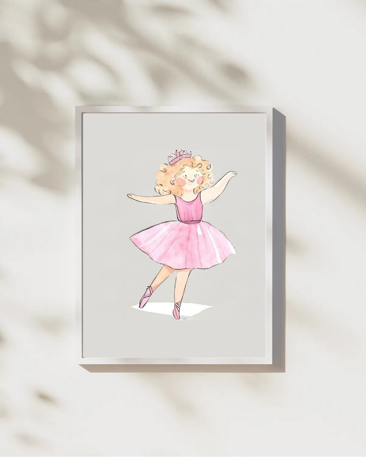 Sanatsal suluboya balerin çizimi, pembe tutu ve tiara detay çekimi