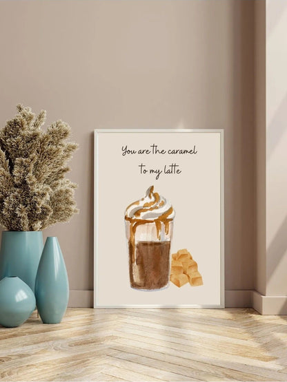 Sanatsal suluboya karamel latte çizimi, krema ve karamel küpleri detay çekimi