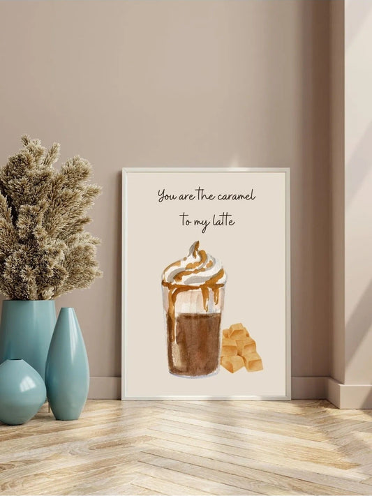 Sanatsal suluboya karamel latte çizimi, krema ve karamel küpleri detay çekimi