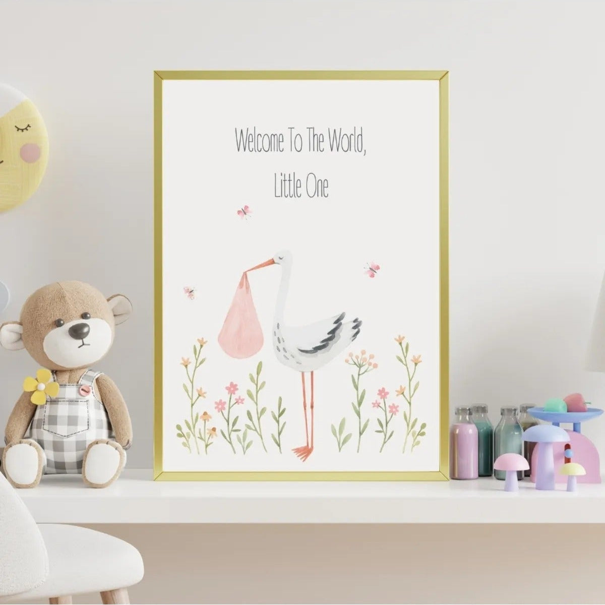 Sanatsal suluboya leylek çizimi, pembe bebek bohçası ve kır çiçekleri detay çekimi