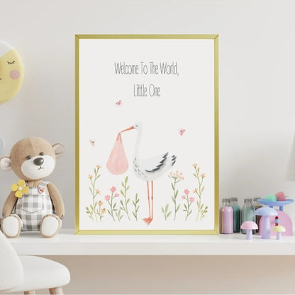 Sanatsal suluboya leylek çizimi, pembe bebek bohçası ve kır çiçekleri detay çekimi