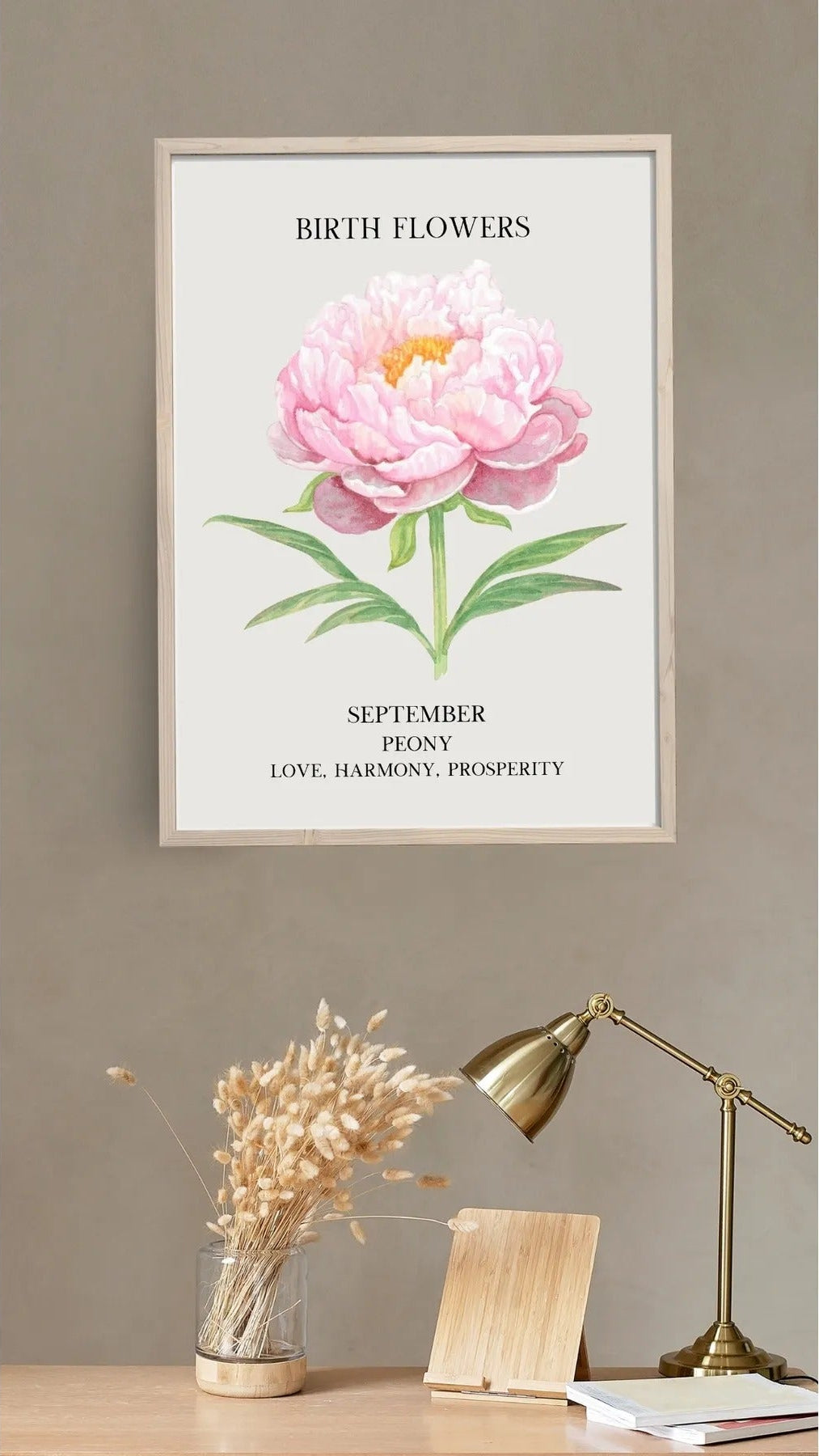 Pembe Peony illüstrasyonu ve "Love, Harmony, Prosperity" yazılı sanatsal poster detay çekimi