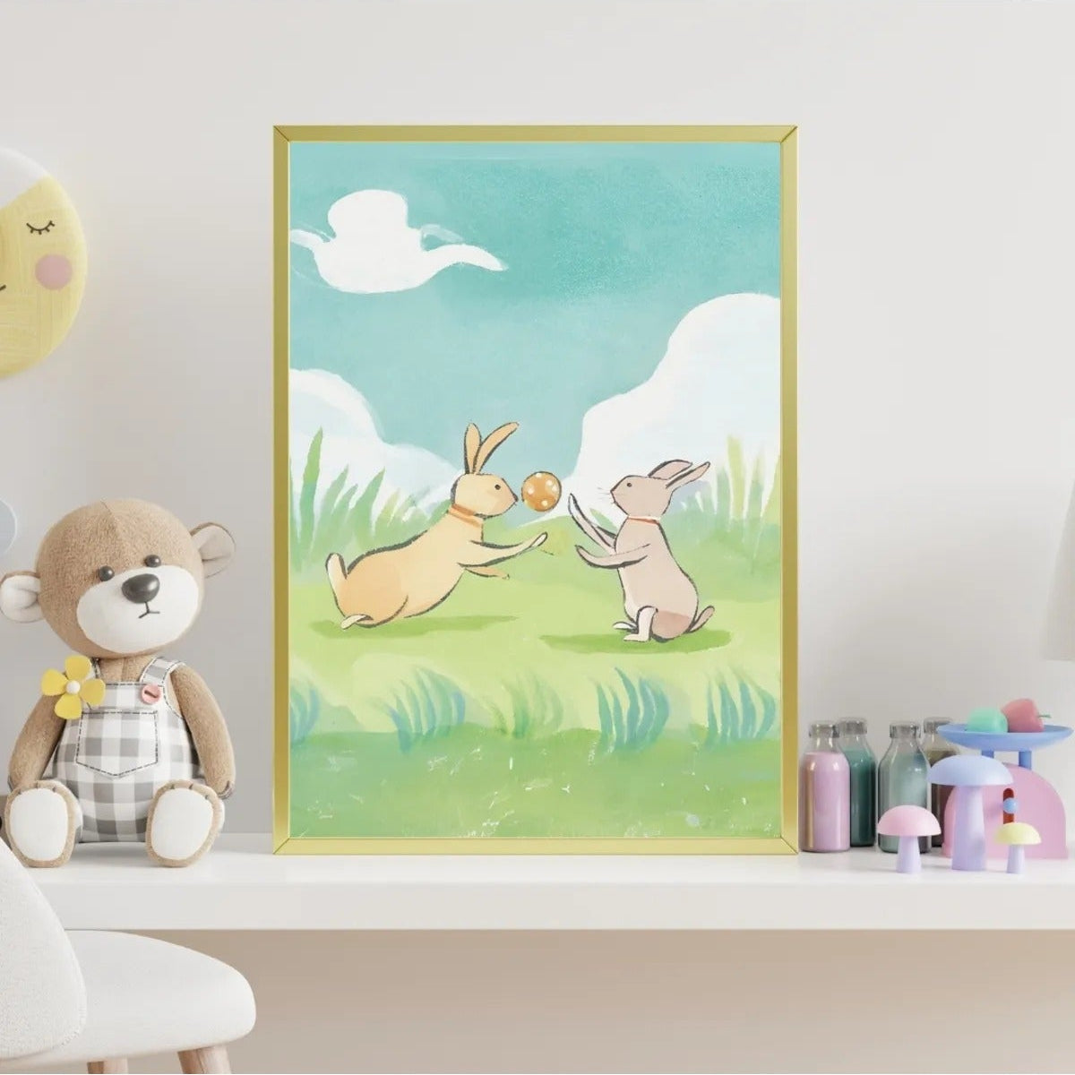Modern sarı duvarlı çocuk odası için 2'li tavşan tablo seti kullanım örneği