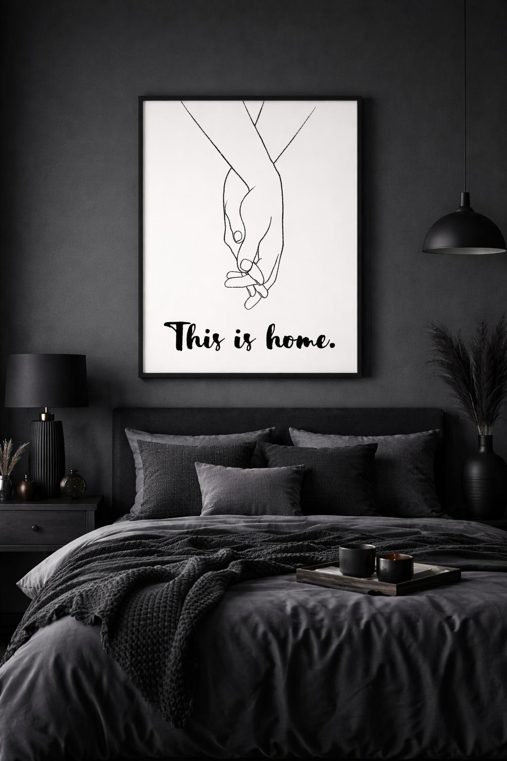Modern bir yatak odasında yatak başı üzerinde sergilenen "This is Home" çerçeveli tablo dekorasyonu.