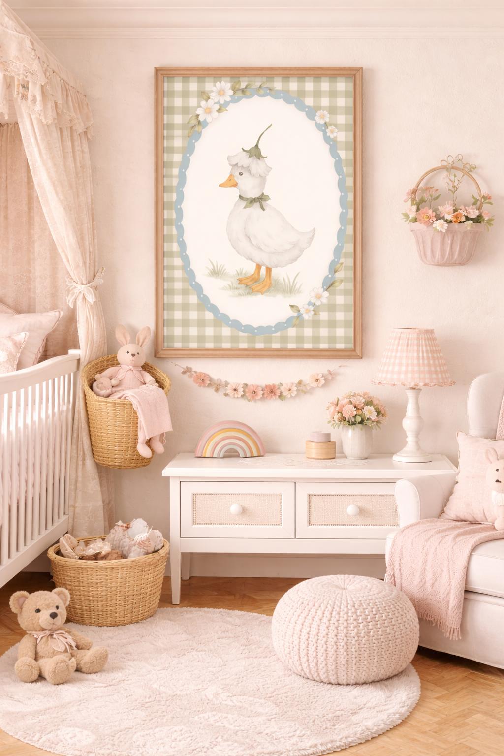 Pembe ve beyaz tonlardaki bir bebek odasında, beşik üzerinde asılı duran çiçekli ördek figürlü vintage tablo.