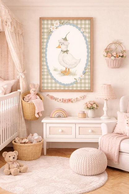 Pembe ve beyaz tonlardaki bir bebek odasında, beşik üzerinde asılı duran çiçekli ördek figürlü vintage tablo.