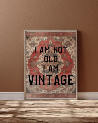 Halı desenli vintage poster üzerindeki renk detayları ve sanatsal doku görünümü