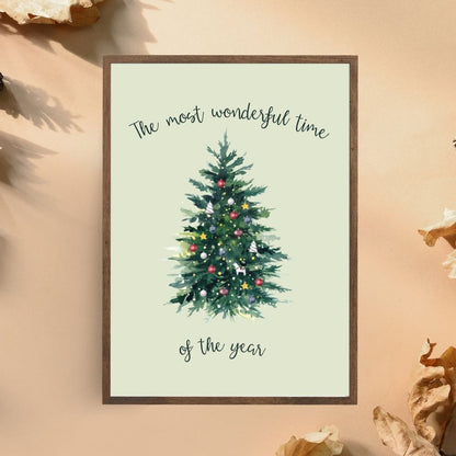 Suluboya efektli yılbaşı ağacı illüstrasyonu ve "The Most Wonderful Time" yazı detayı